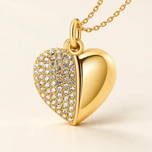 Amatia ashanger hart special goudkleurig met steentjes met ketting op een crème achtergrond