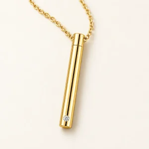 Canella ashanger buis met zirkonia steen goudkleurig, productfoto op crème achtergrond
