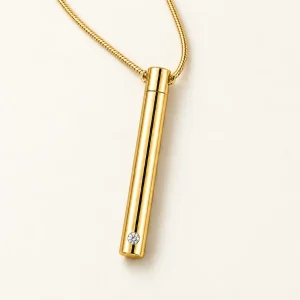 Canella ashanger buis met zirkonia steen goudkleurig, productfoto op crème achtergrond