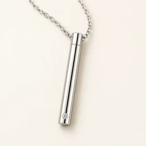 Canella ashanger buis met zirkonia steen zilverkleurig, productfoto op crème achtergrond