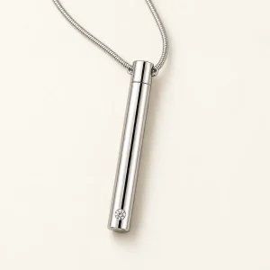 Canella ashanger buis met zirkonia steen zilverkleurig, productfoto op crème achtergrond