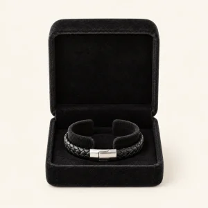 Open zwarte fluwelen armbanddoos met armband