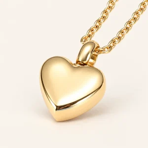 Cordiana ashanger klein hart goudkleurig met ketting op een crème achtergrond