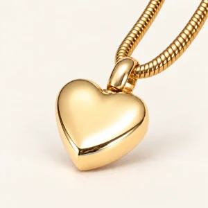 Cordiana ashanger klein hart goudkleurig met ketting op een crème achtergrond