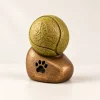 Zampetta™ dierenurn hondenpoot met tennisbal van schuin opzij