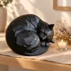 Dormiella™ dierenurn slapende kat naast een waxinelichtje, op ware grootte