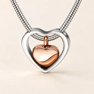 Insieme ashanger zilverkleurig hart met roségoudkleurig hartje met ketting op een crème achtergrond