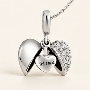 Mammola ashanger hart met binnenhartje Mama met ketting op een crème achtergrond