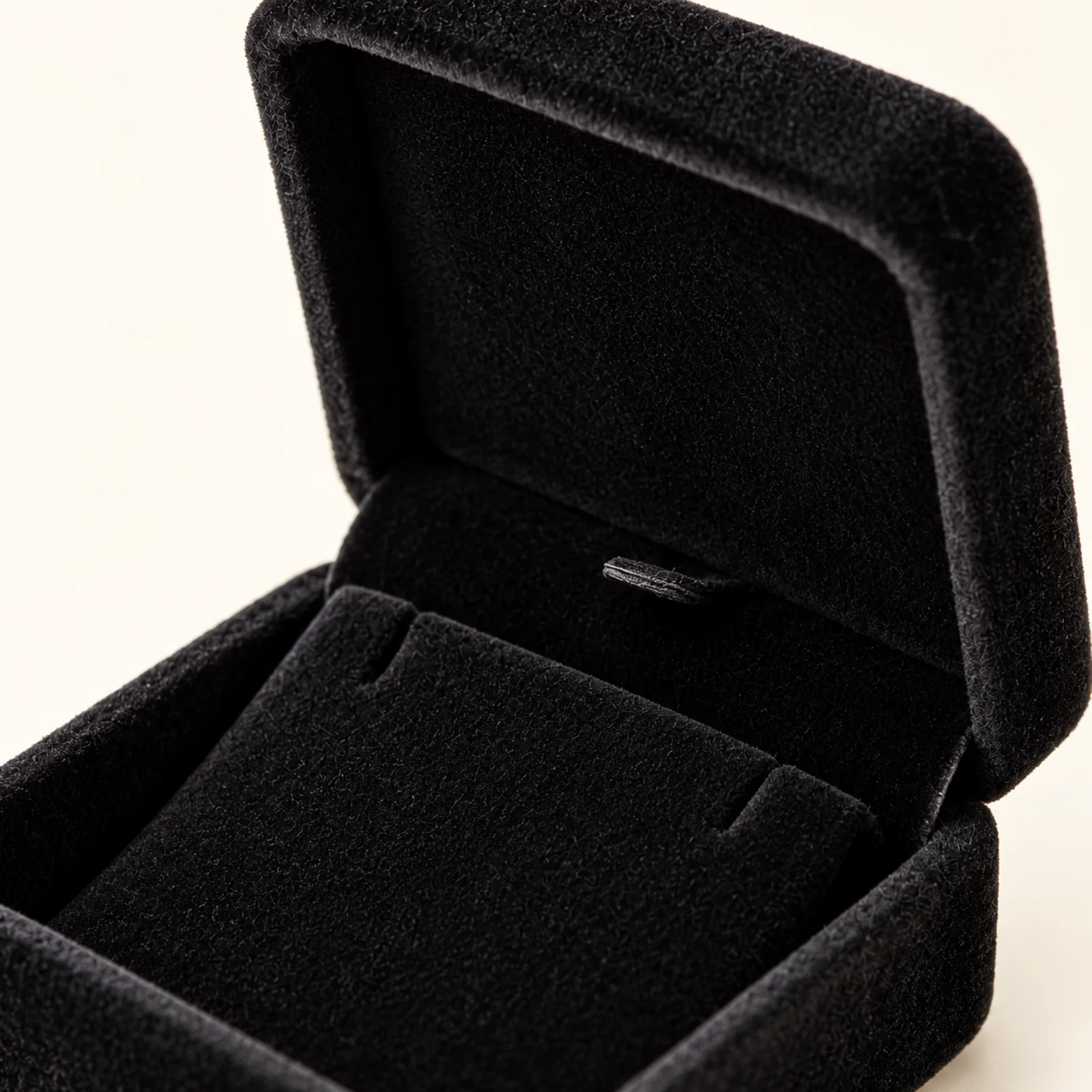 Close-up van het fluwelen inlegkussen van de zwarte hangerdoos