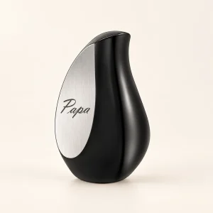 Aeterna™ mini urn in traanvorm, zwart met handgeschreven tekst op het paneel