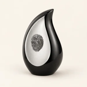 Impressa™ mini urn in traanvorm, zwart met vingerafdruk op het paneel